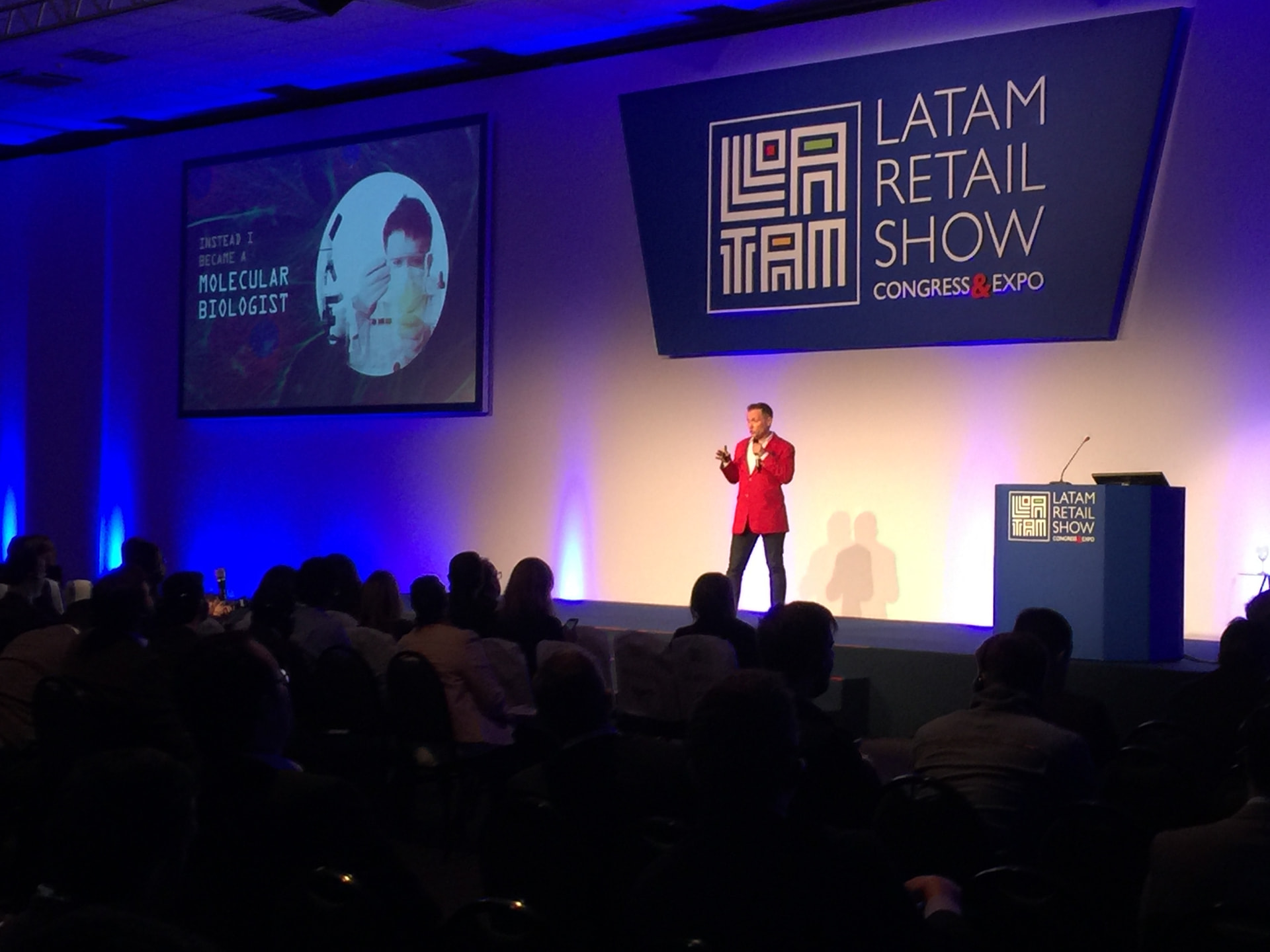 Thoryn Stephens delivering a keynote on the main stage at LATAM Retail Show
